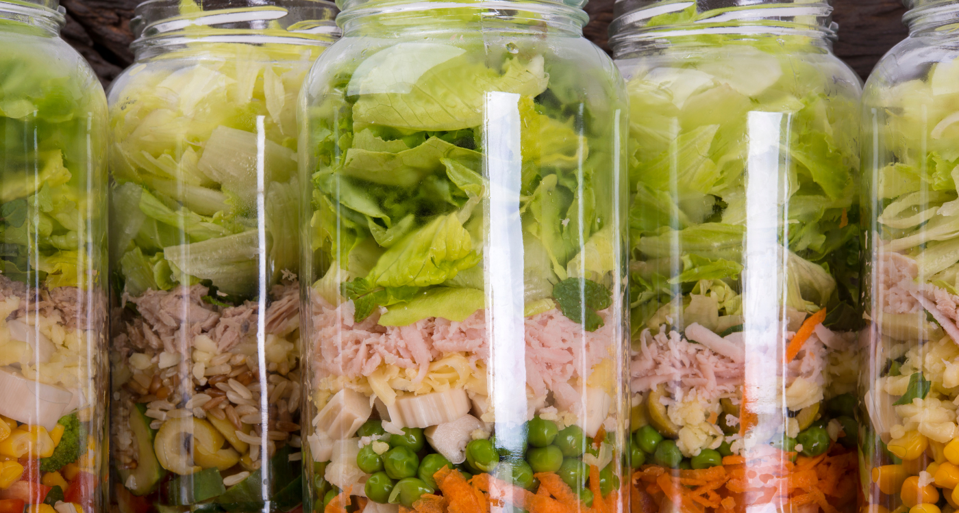 Slojevita Salata u Tegli Savrsen Obrok za Poneti